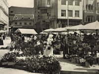 Trg bana Jelačića oko 1910. godine, prodavači cijeća